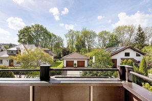 Ein Wohngebiet mit Häusern, einem Balkon und einem klaren Himmel.