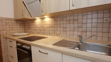 Wasserkocher mit Kaffee-/Teezubehör, Kühlschrank, Mikrowelle, Ofen