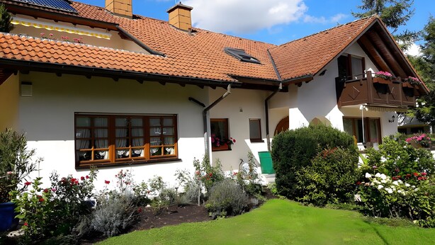 A traditional chalet with a sloped roof, dormer windows, and a balcony with flower boxes. - Beautiful Ground Floor Apartment with Dreiwelten Card and Terrace near Solemar (Bad Dürrheim)