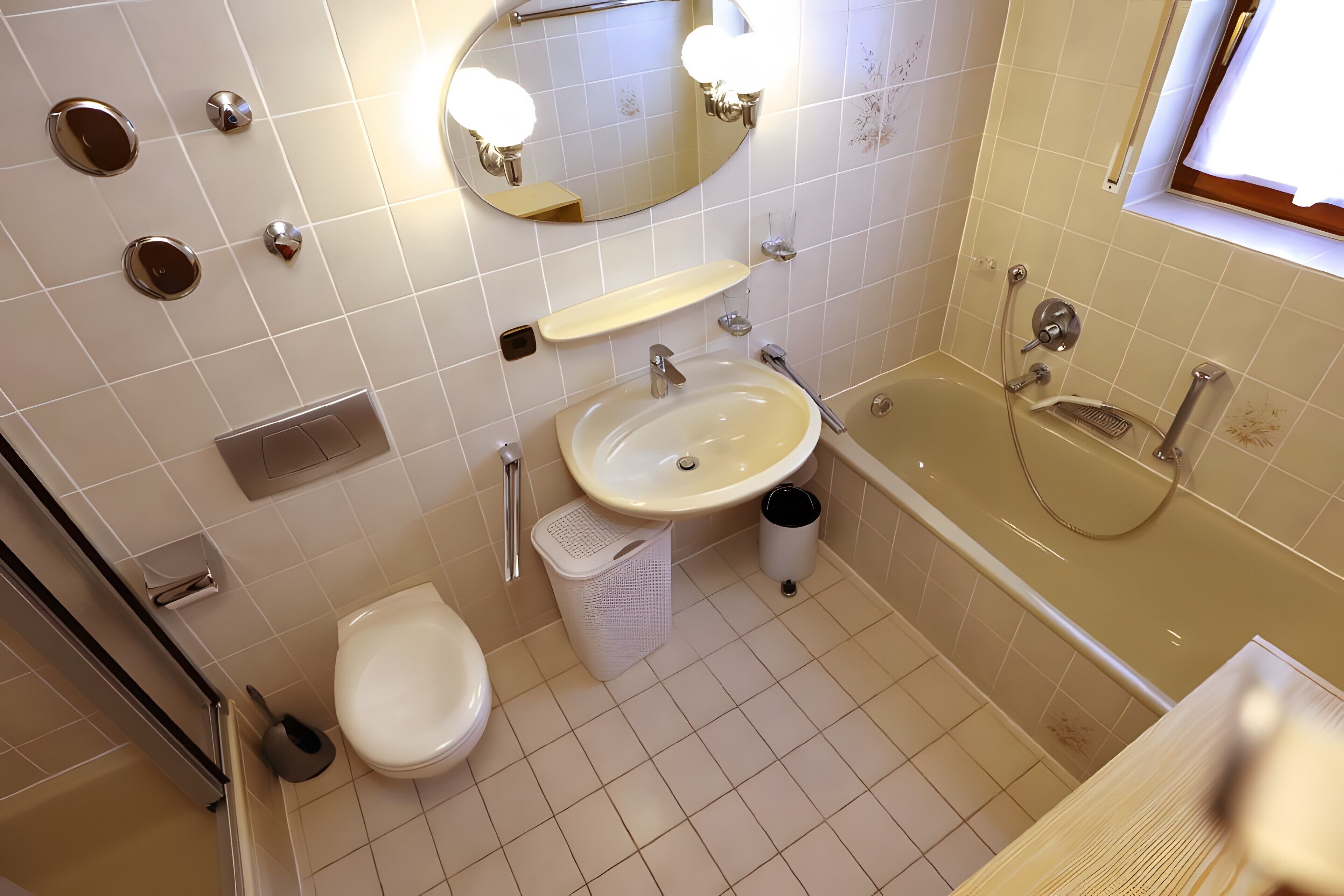 Ein Badezimmer mit Toilette, Waschbecken und Badewanne.
