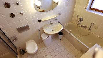 Ein Badezimmer mit Toilette, Waschbecken und Badewanne.