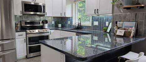 Refrigerador, microondas, horno, placa de cocina
