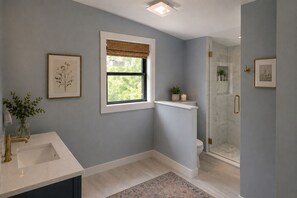 Shower, eco-friendly toiletries, hair dryer, towels - New Build Home / Douglas Lake Access / Smoky Mtn Views / Hot Tub / Fire Pit (Dandridge)