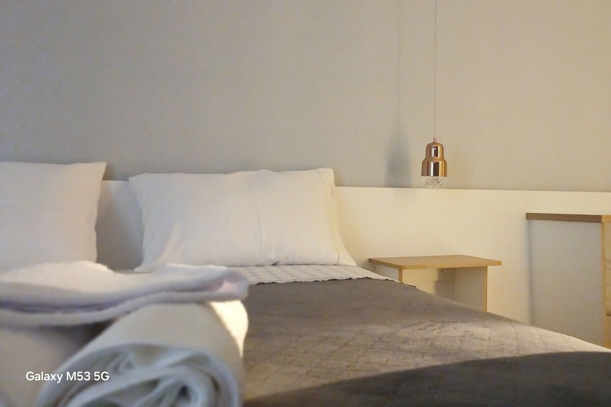 Wifi gratis, decoración personalizada y muebles diferentes 