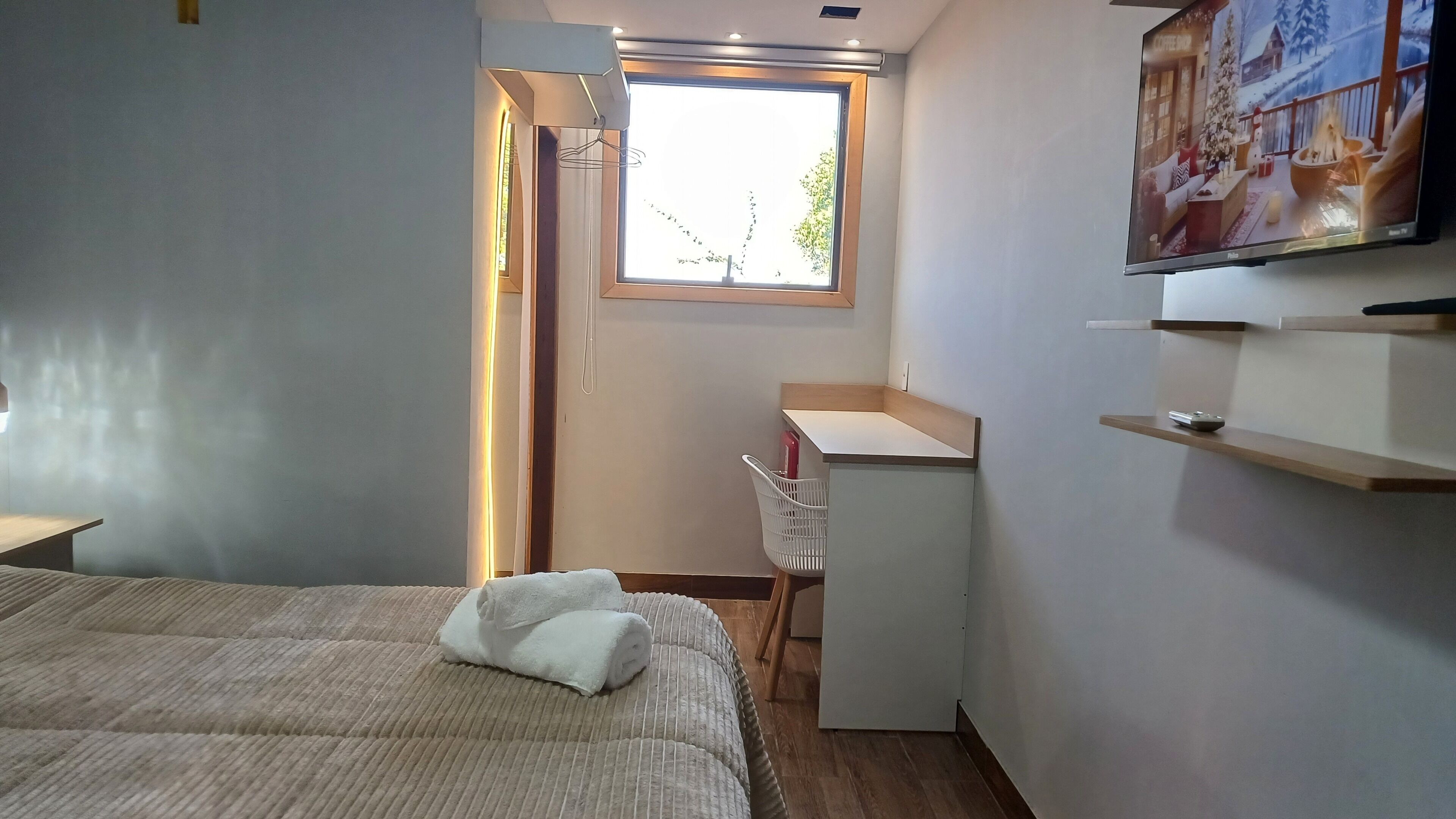 Quarto casal conforto, vista parcial para o mar | Wi-Fi de cortesia