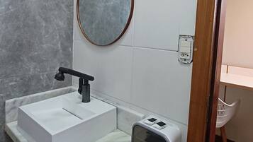 Phòng đôi tiện nghi đơn giản, quang cảnh một góc biển | Phòng tắm
