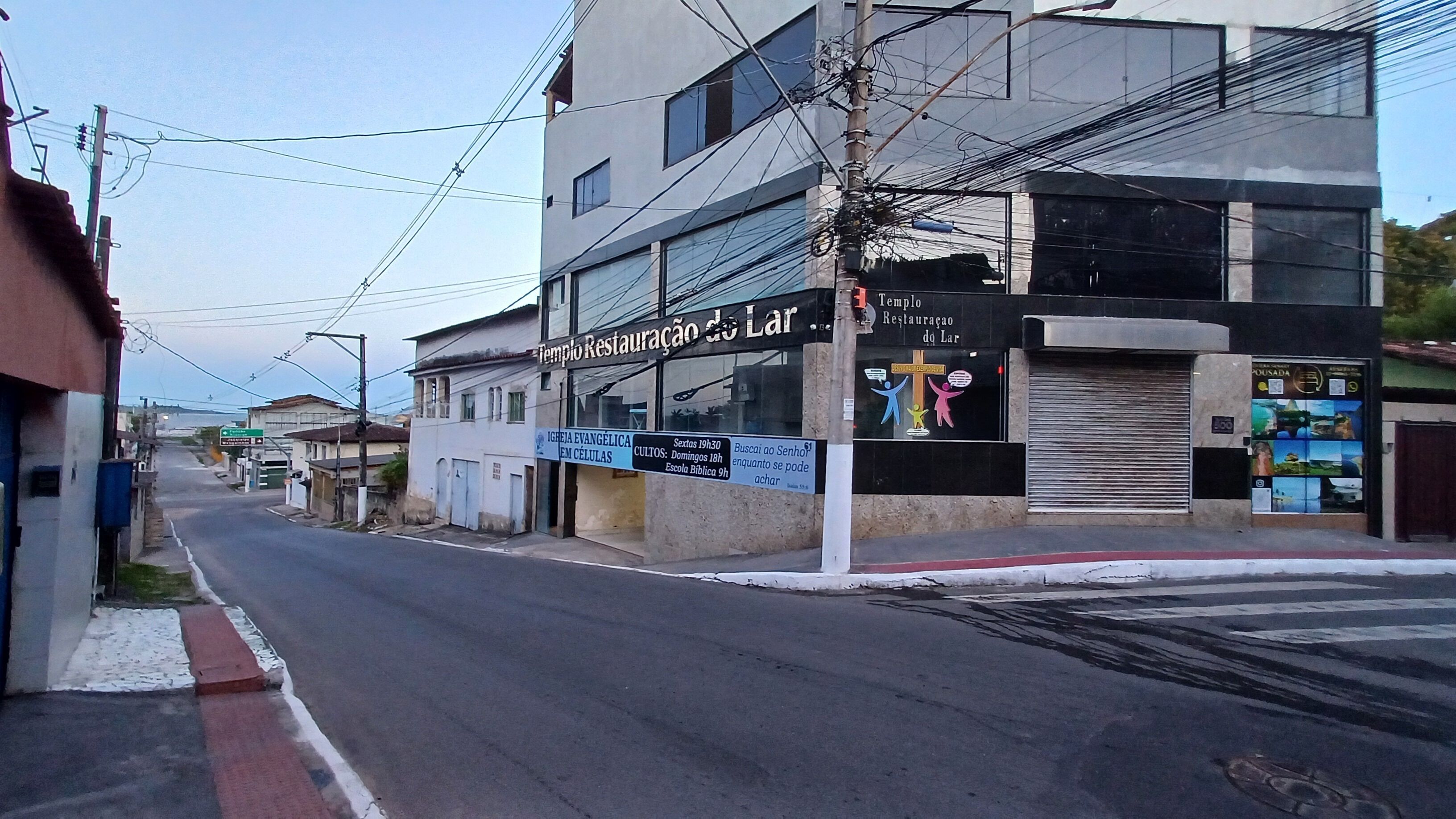 A street view with a building labeled 'Templo Restauranteção de Lar.'