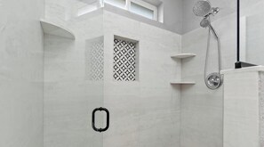 Een douche, een haardroger, handdoeken, zeep