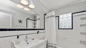 Bathroom - Wonderful 4-bedroom house with AC in charming Boise (Boise)