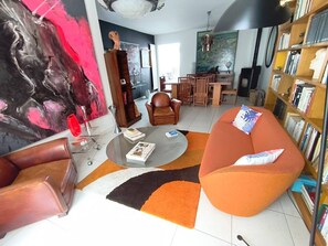 Ein modernes Wohnzimmer mit Sofa, Couchtisch und Bücherregal.