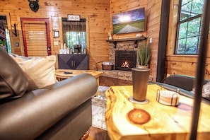 Smart-tv, een open haard, boeken en een stereo
