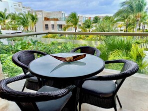 Outdoor dining - Luxury Family Retreat in La Amada - Steps to Beach & Pools (Residencial La Amada)