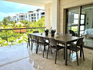 Outdoor dining - Luxury Family Retreat in La Amada - Steps to Beach & Pools (Residencial La Amada)