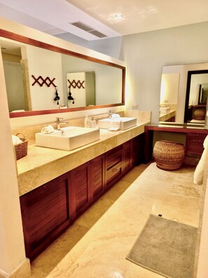 Hair dryer, towels, soap, toilet paper - Luxury Family Retreat in La Amada - Steps to Beach & Pools (Residencial La Amada)