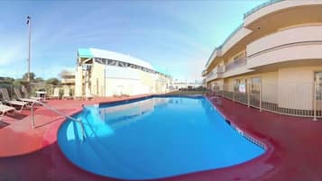 Piscine extérieure (ouverte en saison)