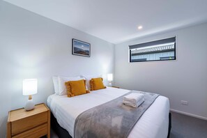 Desk, iron/ironing board, WiFi, bed sheets - The Snug at Glen Dene (Wānaka)