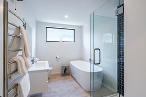 Shower, hair dryer, towels, shampoo - The Snug at Glen Dene (Wānaka)