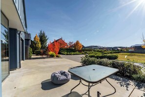 Outdoor dining - The Snug at Glen Dene (Wānaka)