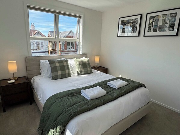 Desk, iron/ironing board, WiFi, bed sheets