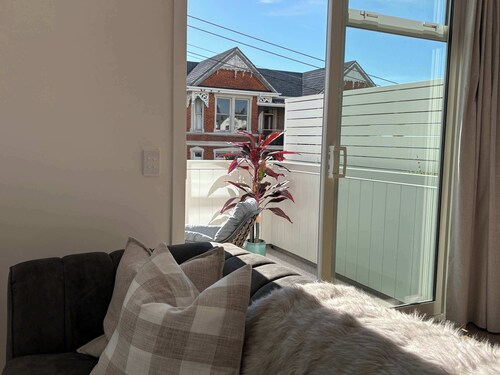 Central Dunedin Stay with Park Views