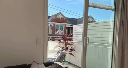 Central Dunedin Stay with Park Views