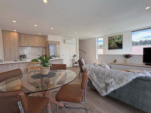 Central Dunedin Stay with Park Views