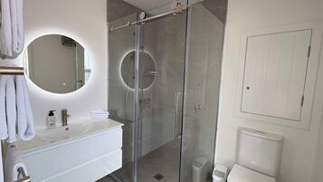 Shower, hair dryer, towels, shampoo