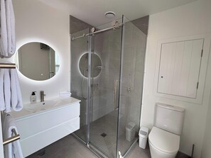 Dusche, Haartrockner, Handtücher, Shampoo