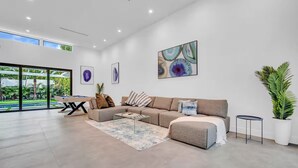 Ein modernes Wohnzimmer mit einer Couch, einem Couchtisch und Kunstwerken an den Wänden.