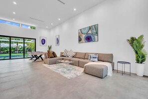 Ein modernes Wohnzimmer mit einer Couch, einem Couchtisch und Kunstwerken an den Wänden.