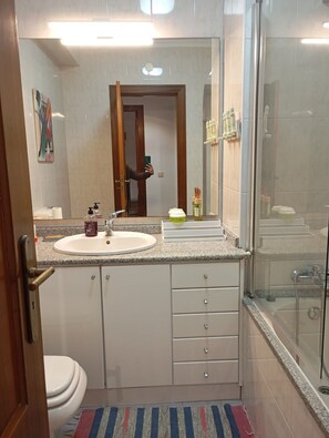 Haartrockner, Bidet, Handtücher