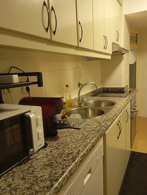 Kühlschrank, Mikrowelle, Ofen, Herdplatte