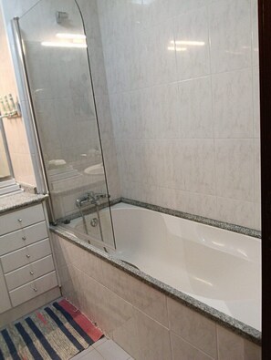 Secadora de cabello, bidet, toallas 