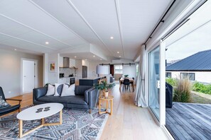 Interior - Farrant Drive Hideaway with Mountain Views (Wānaka)