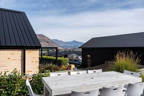 Outdoor dining - Farrant Drive Hideaway with Mountain Views (Wānaka)