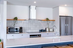 Fridge, microwave, oven, stovetop - Farrant Drive Hideaway with Mountain Views (Wānaka)
