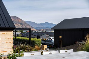 Outdoor dining - Farrant Drive Hideaway with Mountain Views (Wānaka)