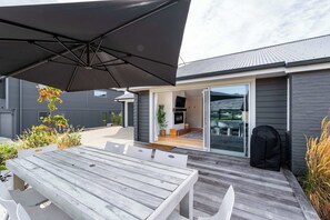Outdoor dining - Farrant Drive Hideaway with Mountain Views (Wānaka)