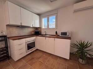 Fridge, microwave, stovetop, coffee/tea maker - Wonderful apartment with private poo and sea-view (Dénia)