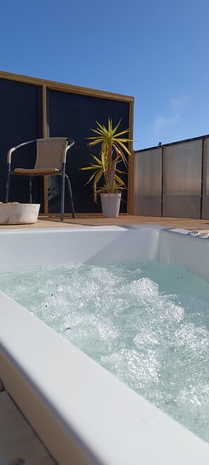 Outdoor spa tub