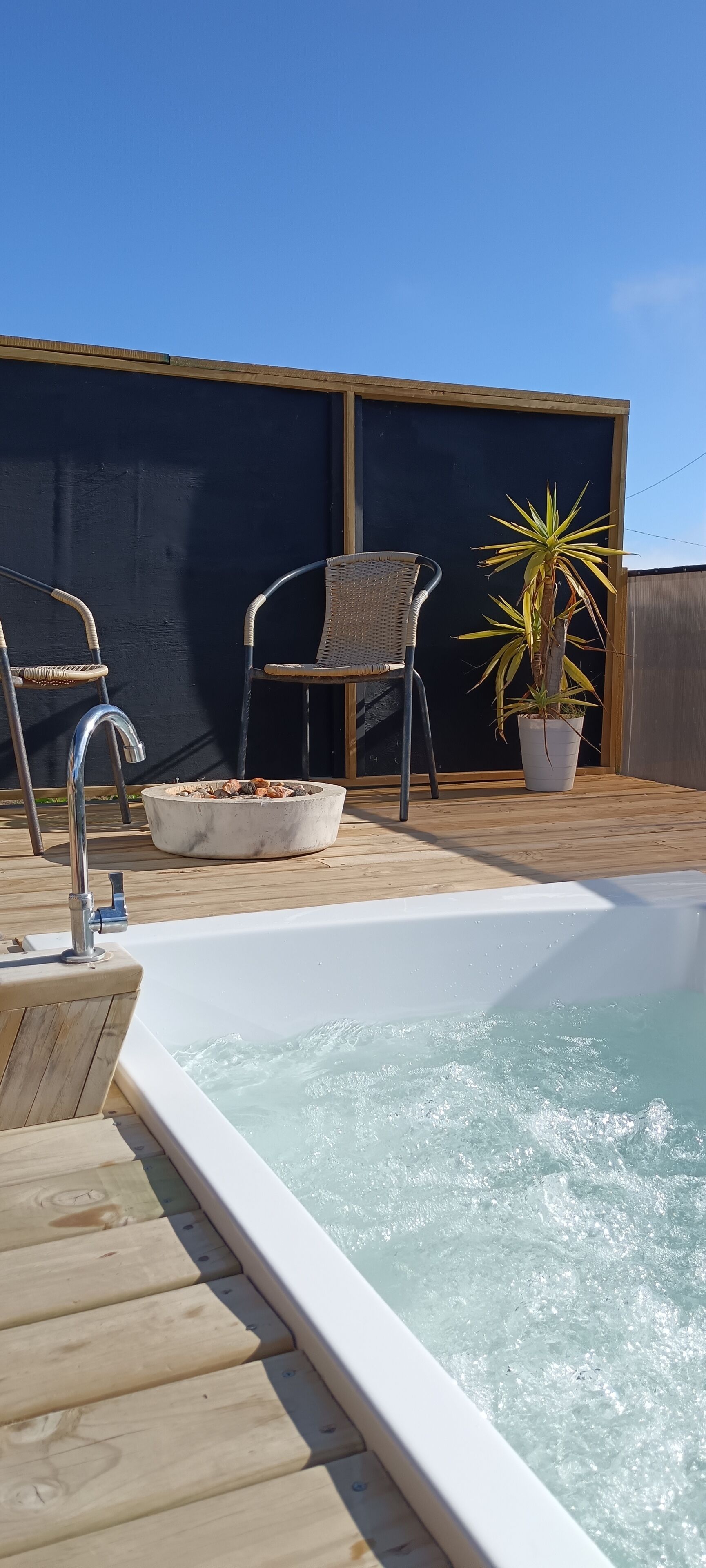 Outdoor spa tub
