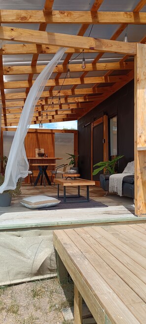 Outdoor dining - Romantic Getaway Suite with outdoor jacuzzi (O'Higgins)