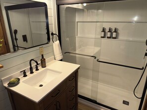 Dusche, Haartrockner, Handtücher, Seife