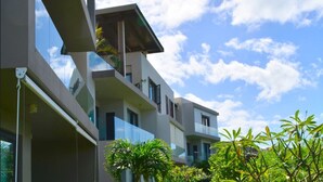 A modern building with multiple balconies, large windows, and a clear sky. - Luxury apartment in Azuri, Mauritius (Rivière du Rempart)