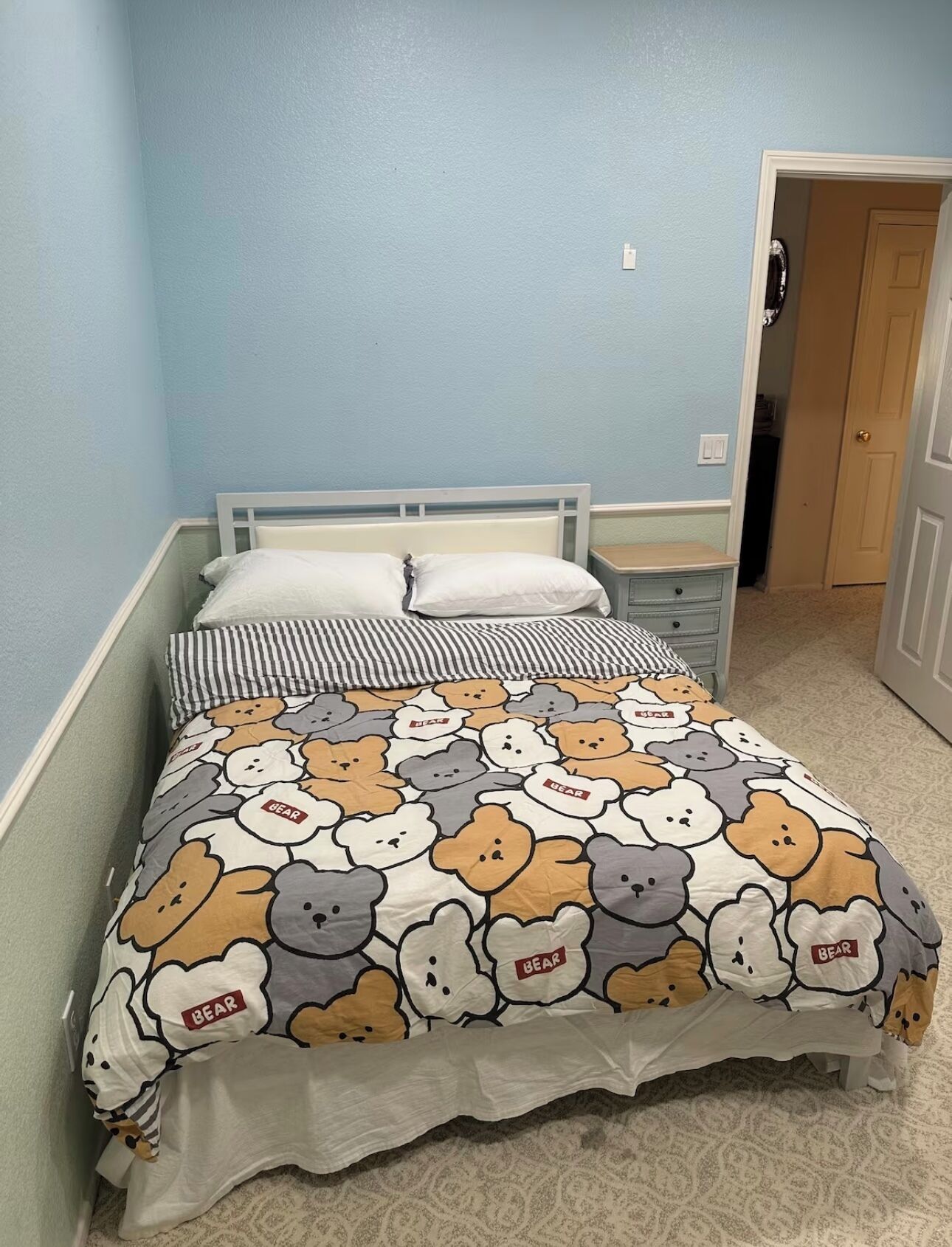 4 bedrooms, in-room safe, desk, iron/ironing board