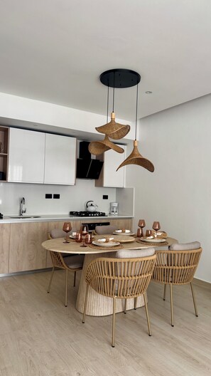 Fridge, microwave, oven, stovetop - Aqua Esmeralda • Luxury Beachfront • Curazao 103 (Dominicus)