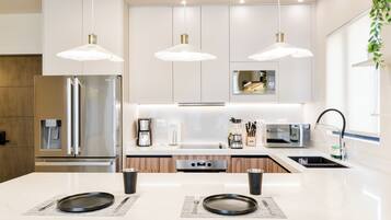 Deluxe Suite, City View | Private kitchen | Full-size fridge, microwave, stovetop, blender