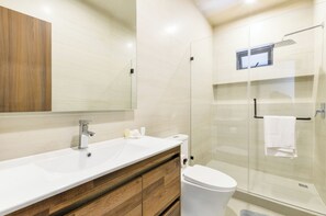 Deluxe Suite, City View | Bathroom | Free toiletries, hair dryer, towels, soap