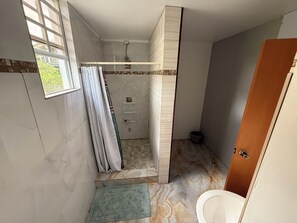 Serviettes fournies, savon, papier toilette