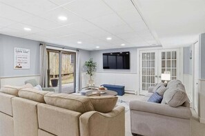 Smart TV - 80 East 080-EL - Modern comfort and convenience in Eastham (Eastham)